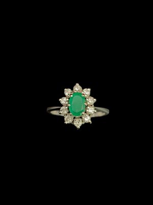une bague à grappes d'émeraudes et de diamants