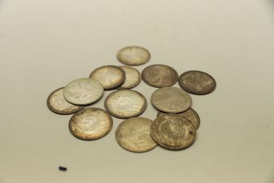 beaucoup de pièces qui sont sur la table
