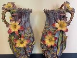 deux vases décorés de fleurs, posés sur une table