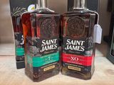 deux bouteilles de bourbon Saint James sur une étagère dans un magasin