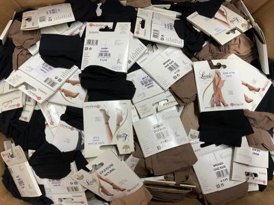 de nombreuses paires de sous-vêtements dans une boîte posée par terre