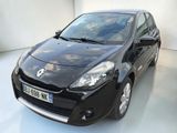 une petite voiture noire garée dans une pièce blanche