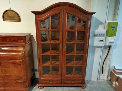 une armoire en bois avec une porte vitrée et une commode
