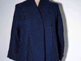 cardigan bleu en maille torsadée sur un mannequin, un mannequin, un mannequin, un mannequin, un mannequin, un mannequin, un mannequin, un mannequin