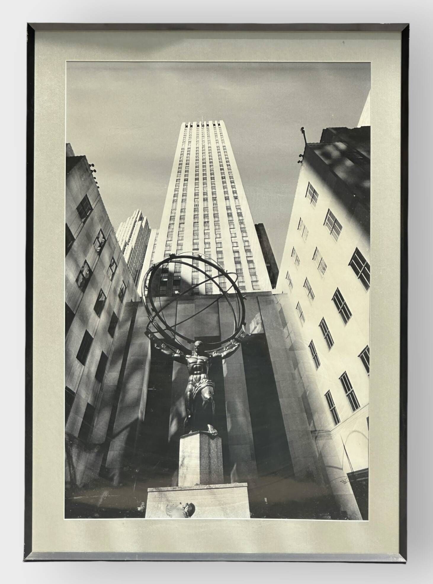 Statue Atlas retenant le monde devant le Rockefeller Center - NYC Photographie en noir et blanc. Signé en bas à droit...