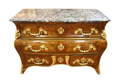 Commode tombeau dite "à moustache" en placage de bois et mar…