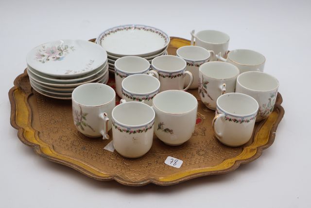 Lot de tasses et soucoupes en porcelaine (légères égrenures à cer...