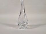 un vase en verre transparent posé sur une surface blanche