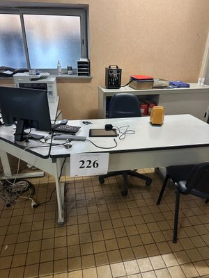 un bureau équipé d'un écran d'ordinateur et d'une imprimante
