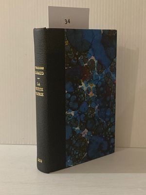 un livre posé sur une étagère à côté d'une feuille de papier