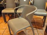 Plusieurs chaises sont alignées dans un restaurant, en attendant les clients.