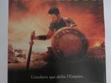 L'affiche du film « Gladiator » est accrochée au mur.
