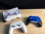deux manettes de jeux vidéo posées l'une à côté de l'autre sur une table