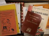 de nombreux livres qui se trouvent dans une boîte sur la table