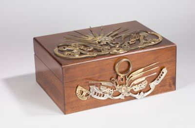 une boîte en bois ornée d'un oiseau