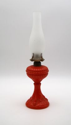 une lampe à huile rouge à l'ancienne sur fond blanc