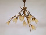 un lustre duquel pendent des fleurs au plafond