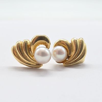 une photo d'une paire de boucles d'oreilles en perles posées sur une surface blanche