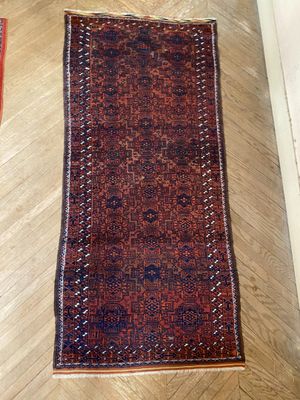 deux tapis posés à même le sol dans une pièce dotée d'un parquet