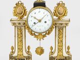 une horloge posée sur une table