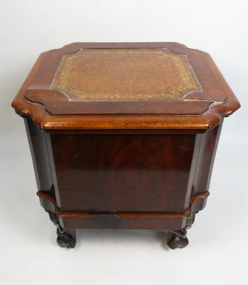 une image représentant une petite table en bois avec un plateau en cuir