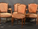 trois chaises anciennes avec des coussins rembourrés au niveau du dossier