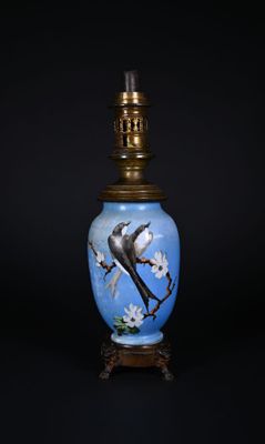 Lampe à pétrôle en porcelaine peinte d'un couple d'hirondell…