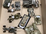 une boîte remplie de véhicules militaires miniatures et d'autres objets
