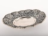 une assiette en argent antique sur fond blanc avec un fond blanc