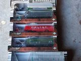 de nombreux wagons posés sur une table