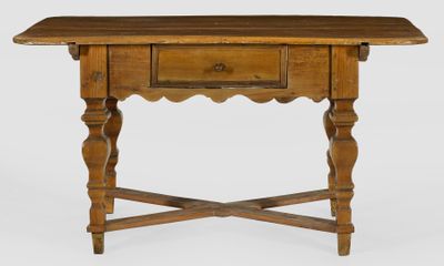 une vieille table en bois avec un tiroir en dessous sur fond blanc