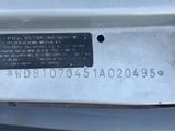 un gros plan du pare-chocs d'une voiture avec la plaque d'immatriculation