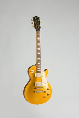 une guitare électrique accrochée à un mur sur fond blanc