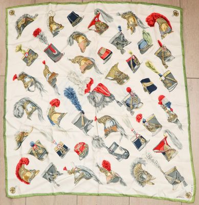 un gros plan d'un foulard carré posé sur un parquet