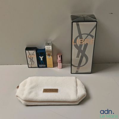 un sac blanc et un coffret de parfum posés sur une table