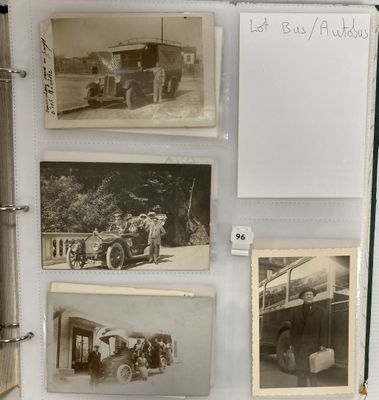 une exposition de vieilles photos de personnes et de véhicules