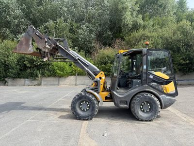 une pelleteuse, un engin de chantier, garée sur un parking