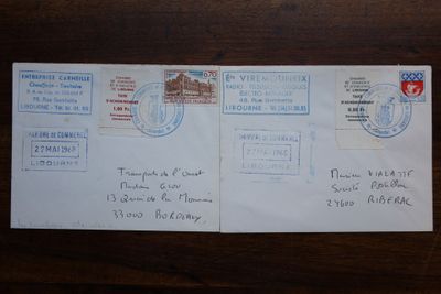 une carte postale avec des timbres, posée sur une table en bois