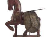 statue d'un cheval portant un bouclier et un autre bouclier sur le dos