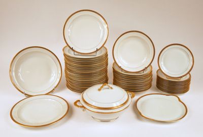 beaucoup d'assiettes et de bols sur la table