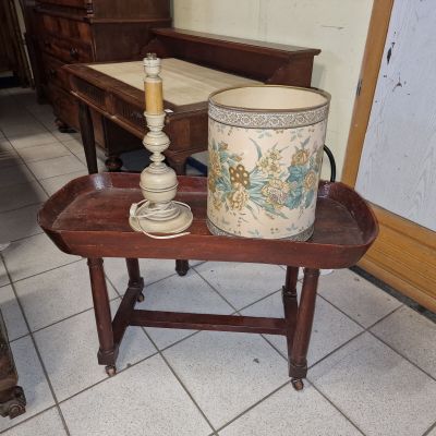 une table sur laquelle se trouvent un vase et une bougie