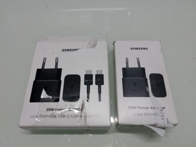 emballage de deux adaptateurs secteur Samsung posés sur une table