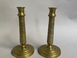 paire de chandeliers anciens en laiton sur fond blanc