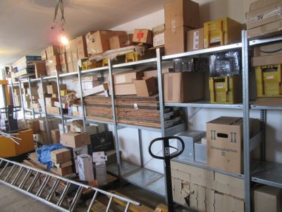 beaucoup de boîtes et de cartons sur les étagères de la pièce