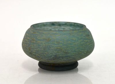 DAUM à Nancy Vase en verre marmoréen bleu, signé.