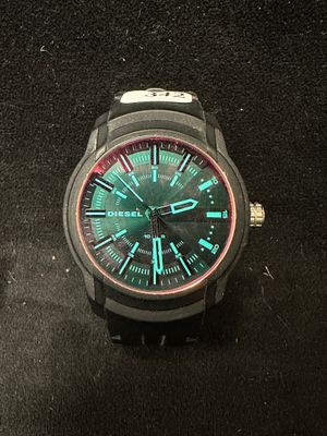 gros plan d'une montre sur une surface noire