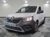 la camionnette blanche est garée sur le sol en damier d'une pièce