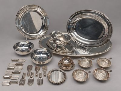un plateau en argent sur lequel sont posés un miroir et des couverts