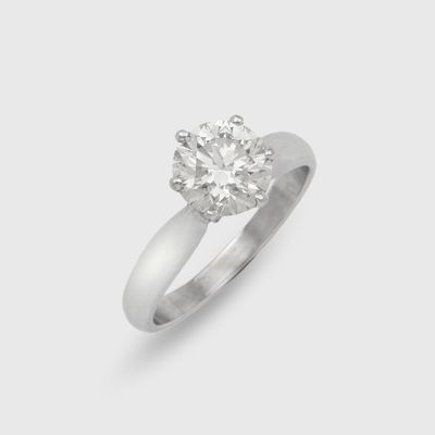 une bague sertie d'un seul diamant, haute résolution