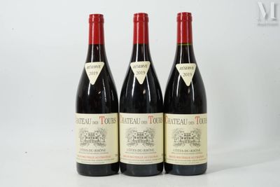 trois bouteilles de vin rouge posées sur une table blanche